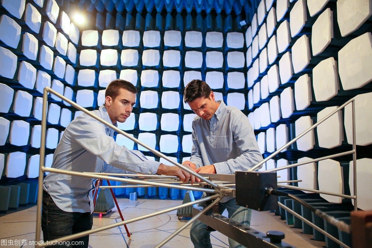 研究人員。消聲室。emc&電信實驗室低壓電器電子產品認證。技術服務行業。tecnalia研究與創新。bizkaia。巴斯克的國家。西班牙。